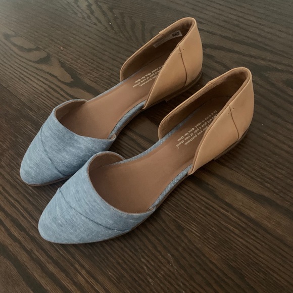 A brand new pair of toms - Picture 3 of 3